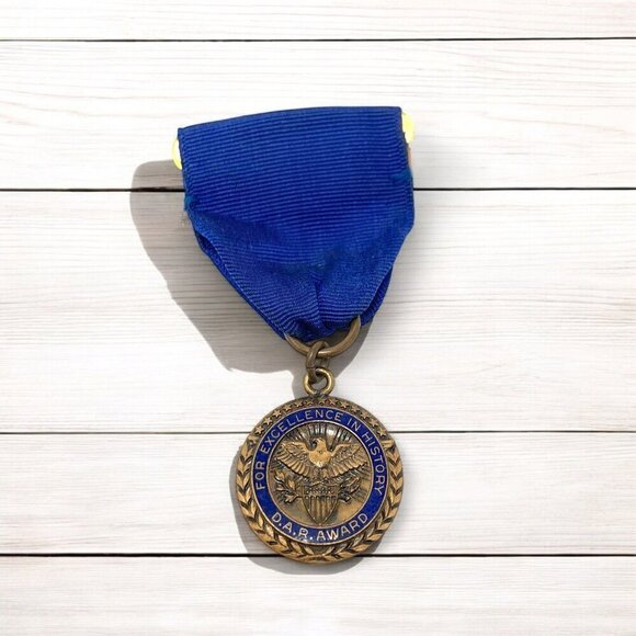 Vintage D.A.R. Award Medal For Excellence In History With Blue Ribbon - Picture 1 of 3